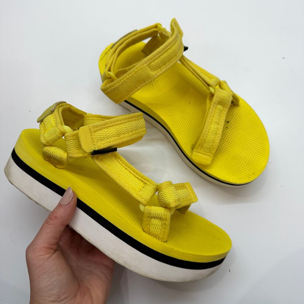 Teva Flatform Universal Mesh Sandal 6 Yellow Platform Strappy Granola Outdoor